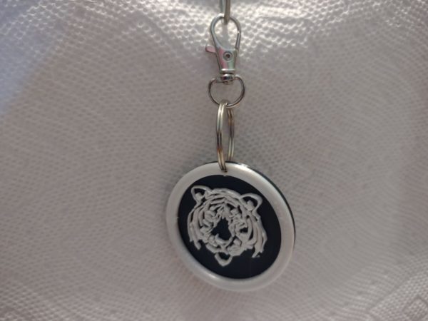 WHITE TIGER ZIPPER PULL